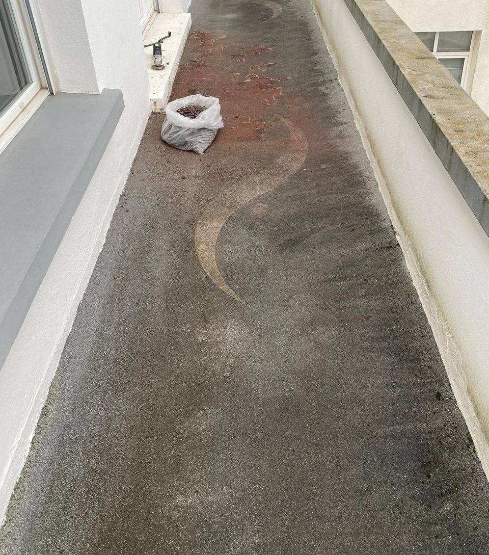 Balcon au sol usé et taché