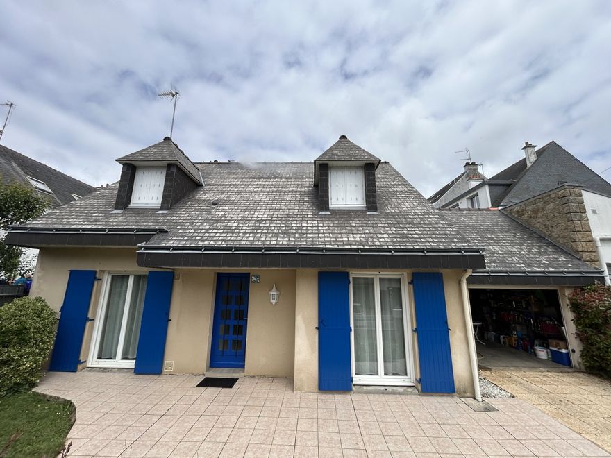 Maison au toit d'ardoises, volets bleus