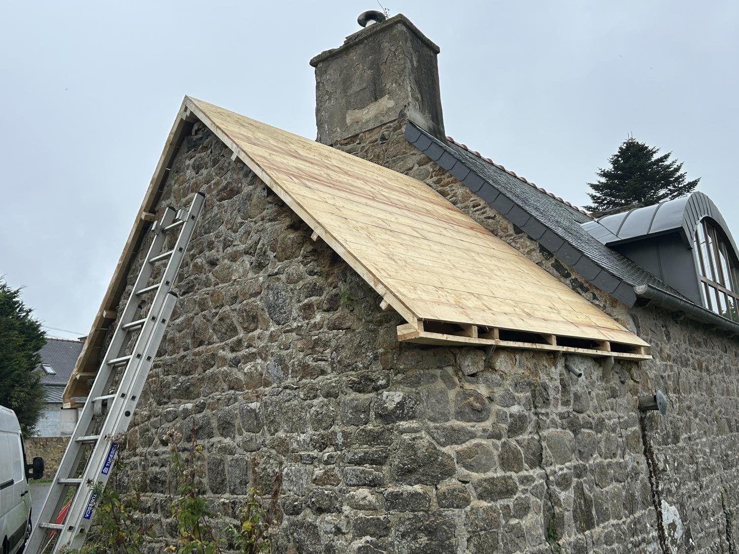 Couverture d'une maison en pierre, voliges posées